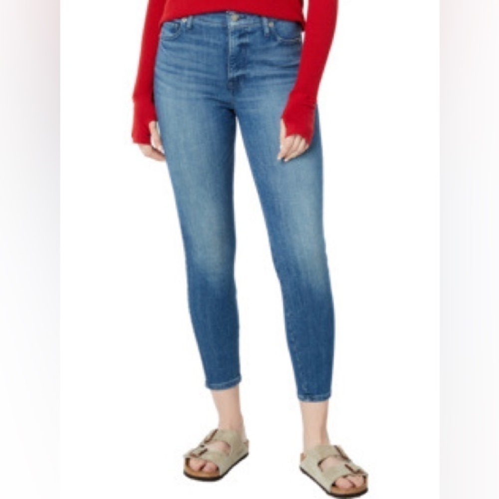 Women Mid rise  Signature Levi  jeans